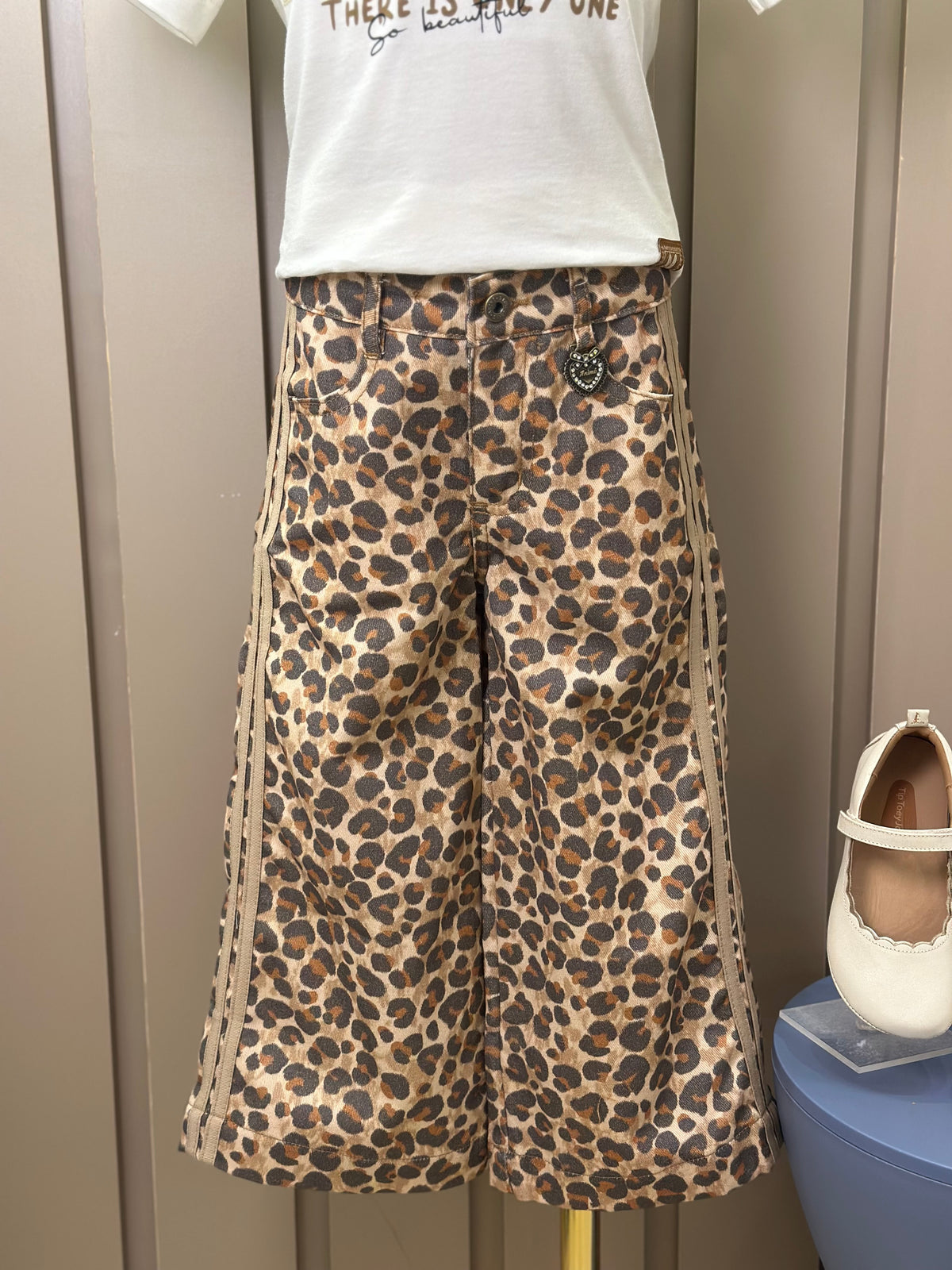 Conjunto Infantil Blusa Minnie Paisley Dourada e Calça Sarja Animal Print - Animê