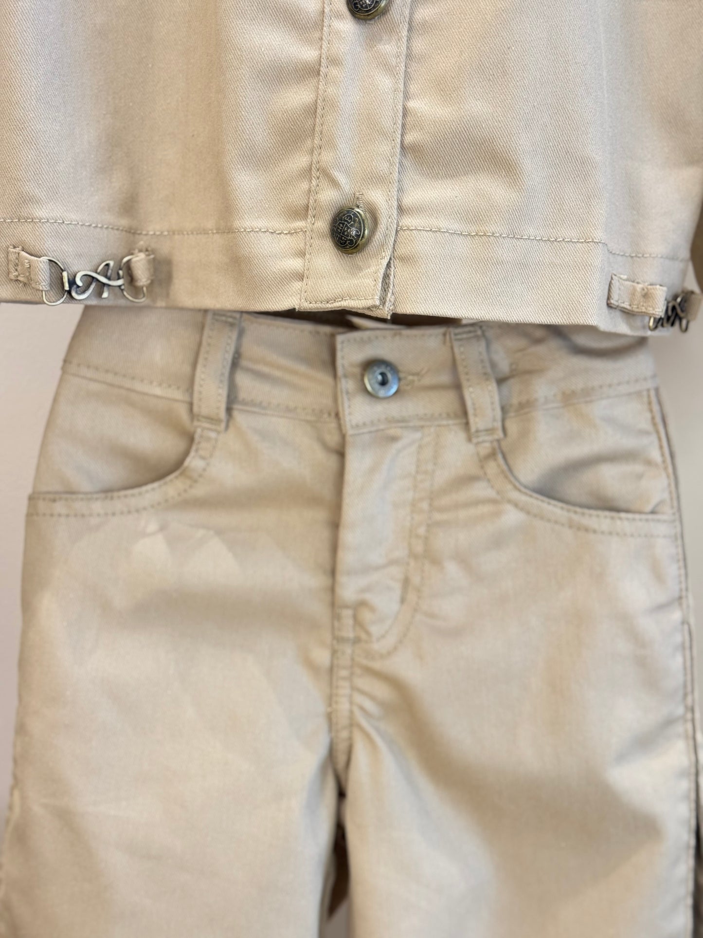 Conjunto Infantil Jaqueta Sarja Gola Alta e Calça de Sarja com Pregas - Animê