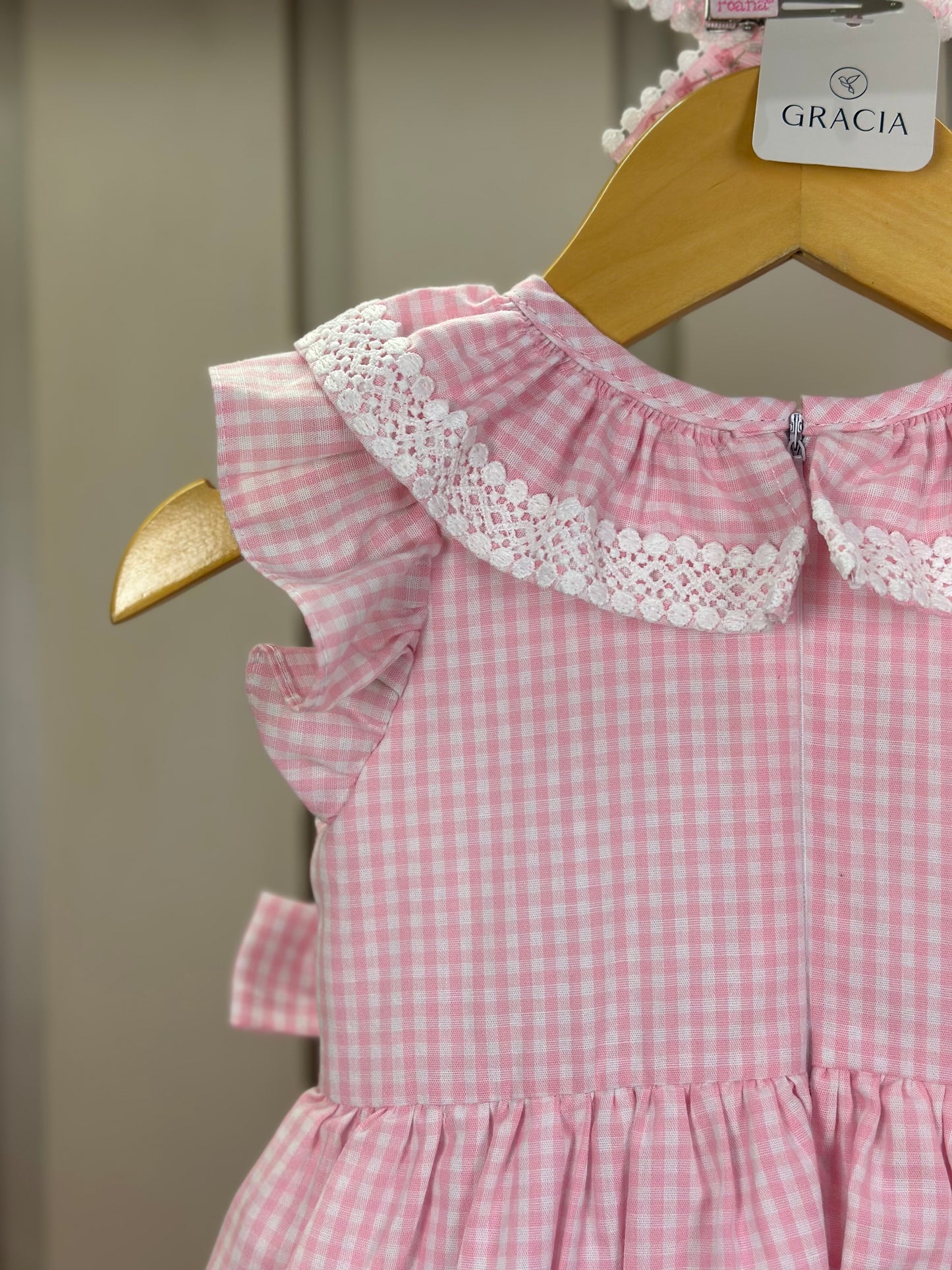 Vestido Infantil Clássico Golinha Renda Bordada Babados e Lacinhos Laterais Rosa - Roana