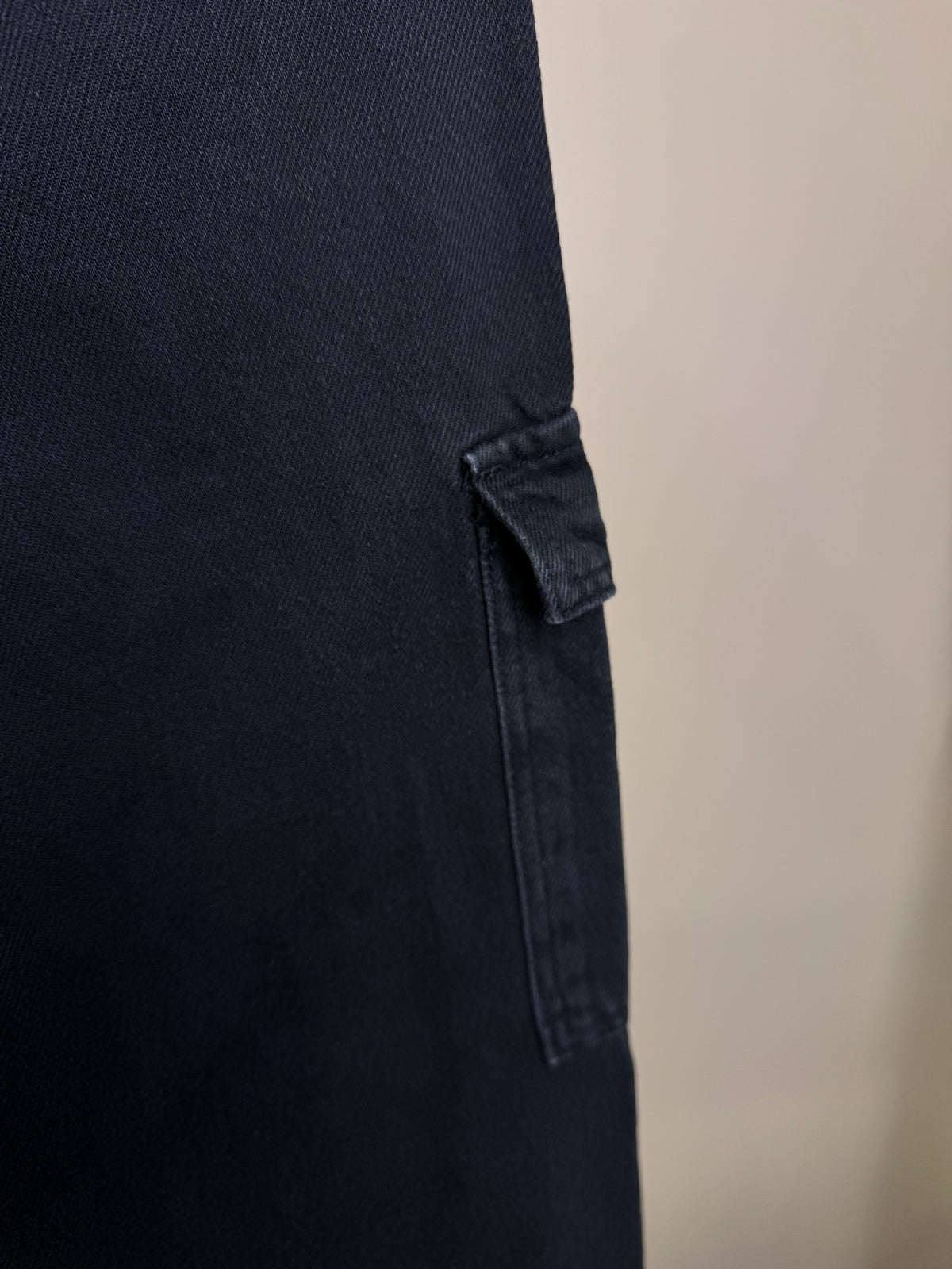 Conjunto Teen Blusa Cropped Ombro a Ombro com Babado Poá e Calça Jeans Cargo Preta – Authoria