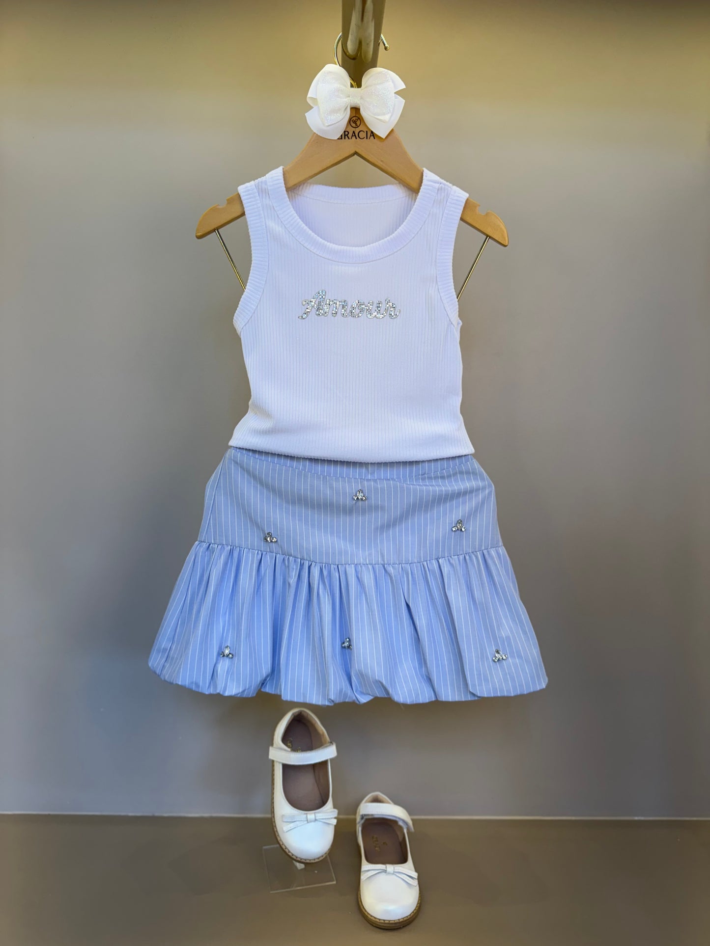 Conjunto Infantil  Saia Com Detalhes  Camisa Listrada Blusa Branca - Gabriela Aquarela