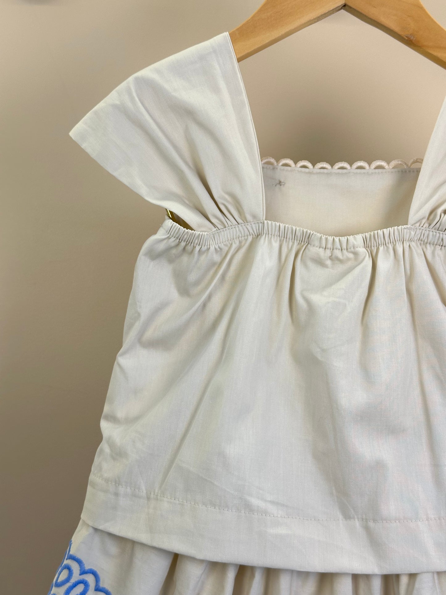 Conjunto Infantil Off White Bata Mangas Bufantes e Saia Detalhes Azul - Animê
