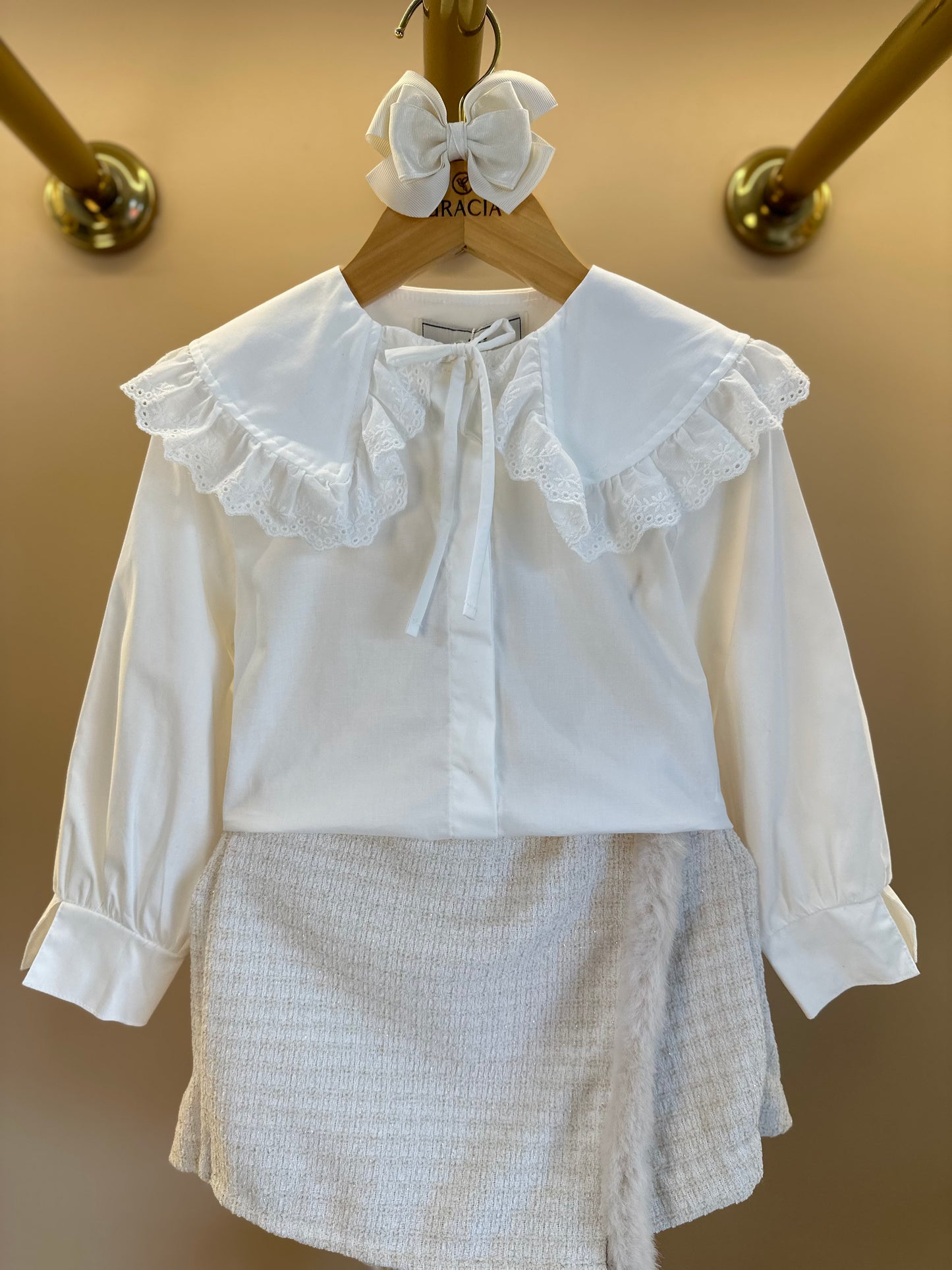 Conjunto Infantil Camisa Gola com Babado, Colete e Shorts Tweed Off White - Animê