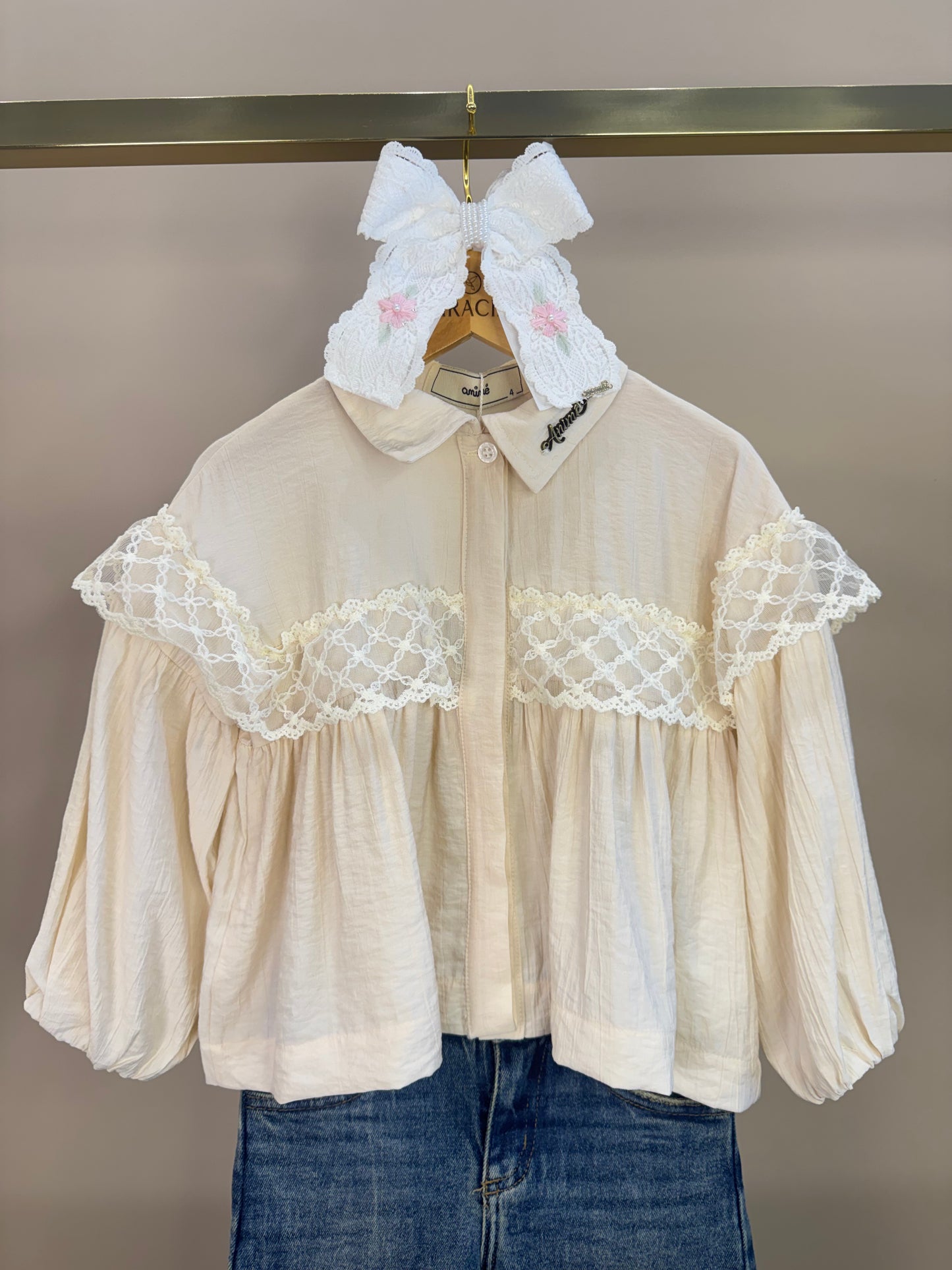 Conjunto Infantil Camisa Renda Bege e Calça Jeans Barra