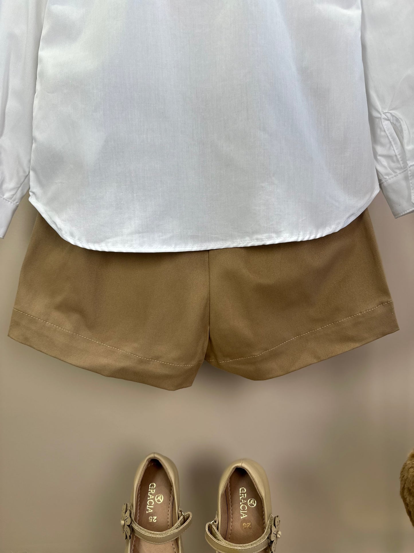 Conjunto Infantil Camisa Algodão Patches Laços e Cavalinho e Saia Sarja Bege - Pituchinhus
