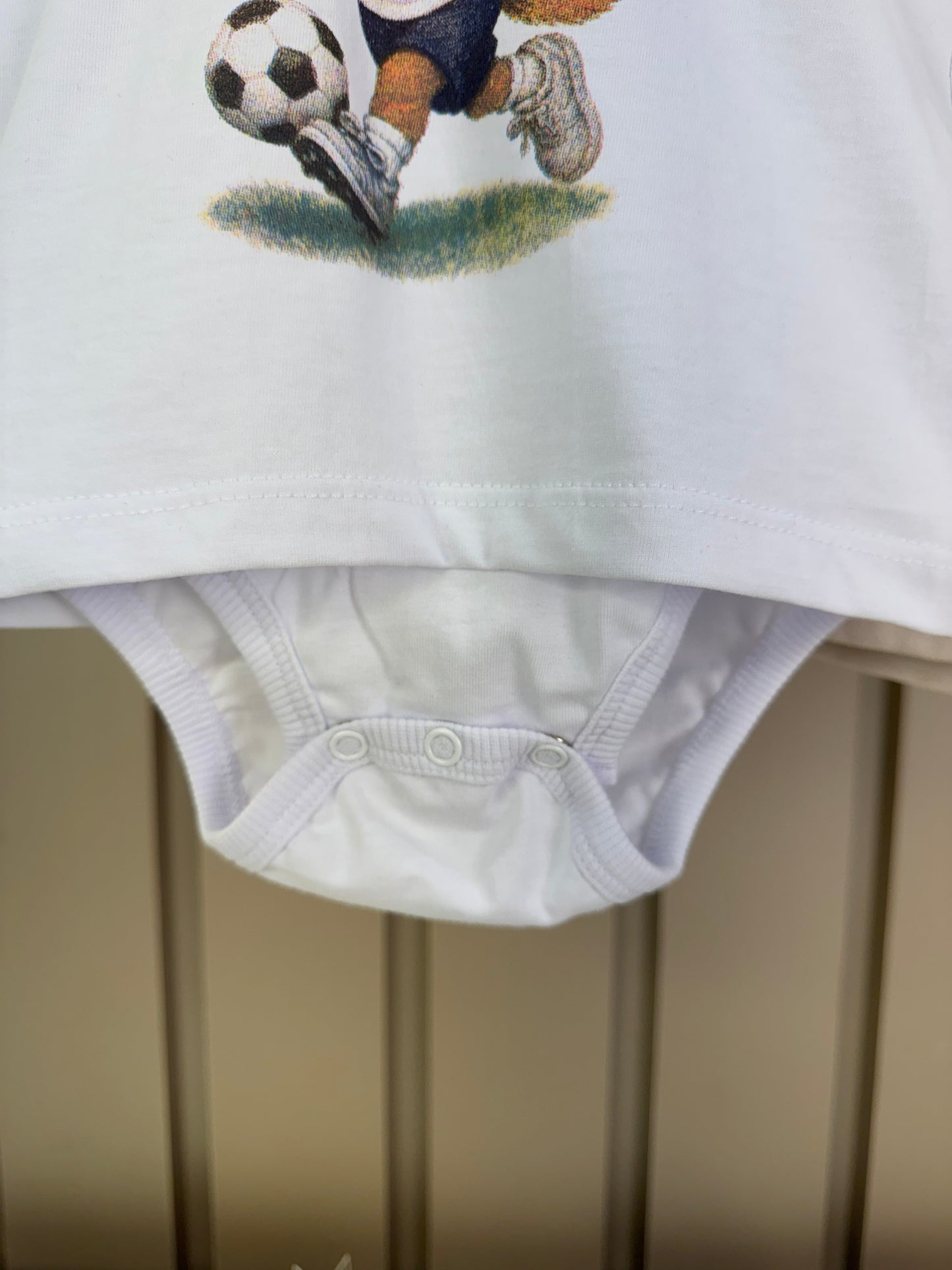 Conjunto Bebê Camiseta-Body Cachorrinho Futebol e Bermuda Bege - Um Mais Um