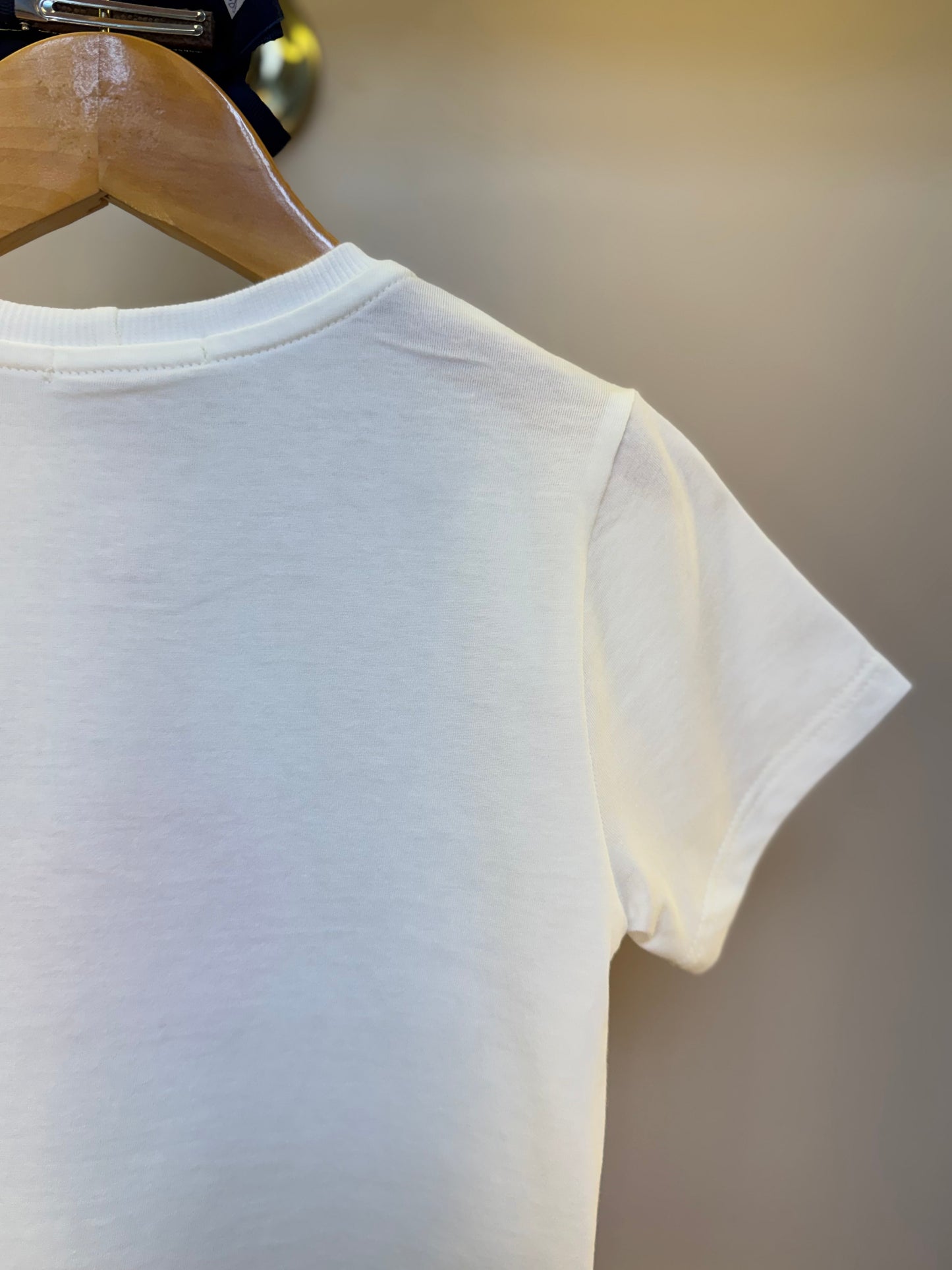 Camiseta Infantil Algodão Bolso Strass Off White - Petit Cherie