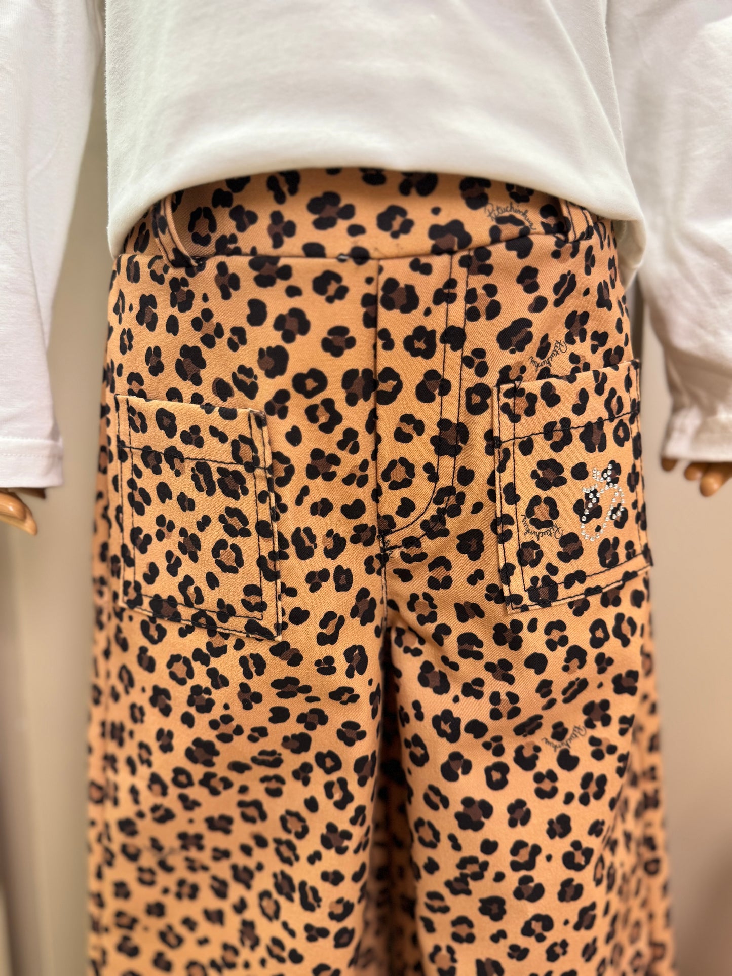 Conjunto Infantil Blusa  Ursinha Moldura Cristais e Calça  Sarja Reta Bolsos Oncinha - Pituchinhus