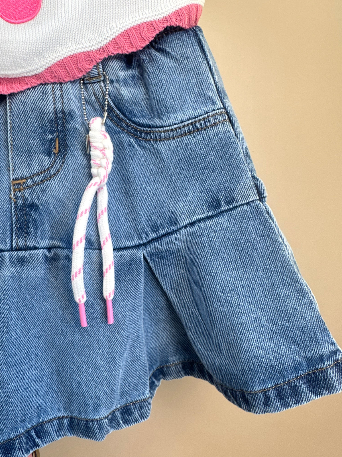 Conjunto Infantil Blusa Tricot Cerejas e Saia Jeans Pregas Com Pingente - Momi