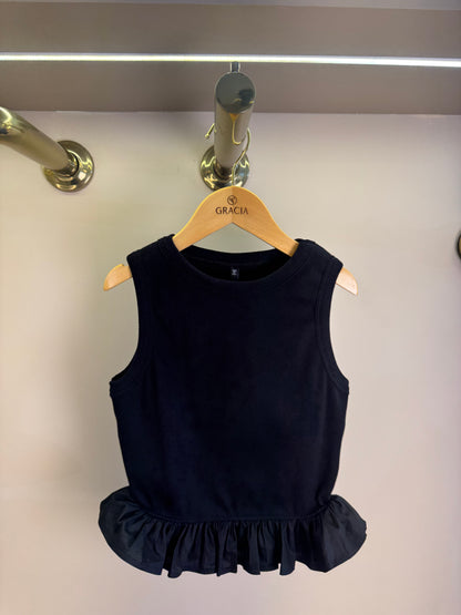 Regata Teen em Malha Preta com Babado – Authoria