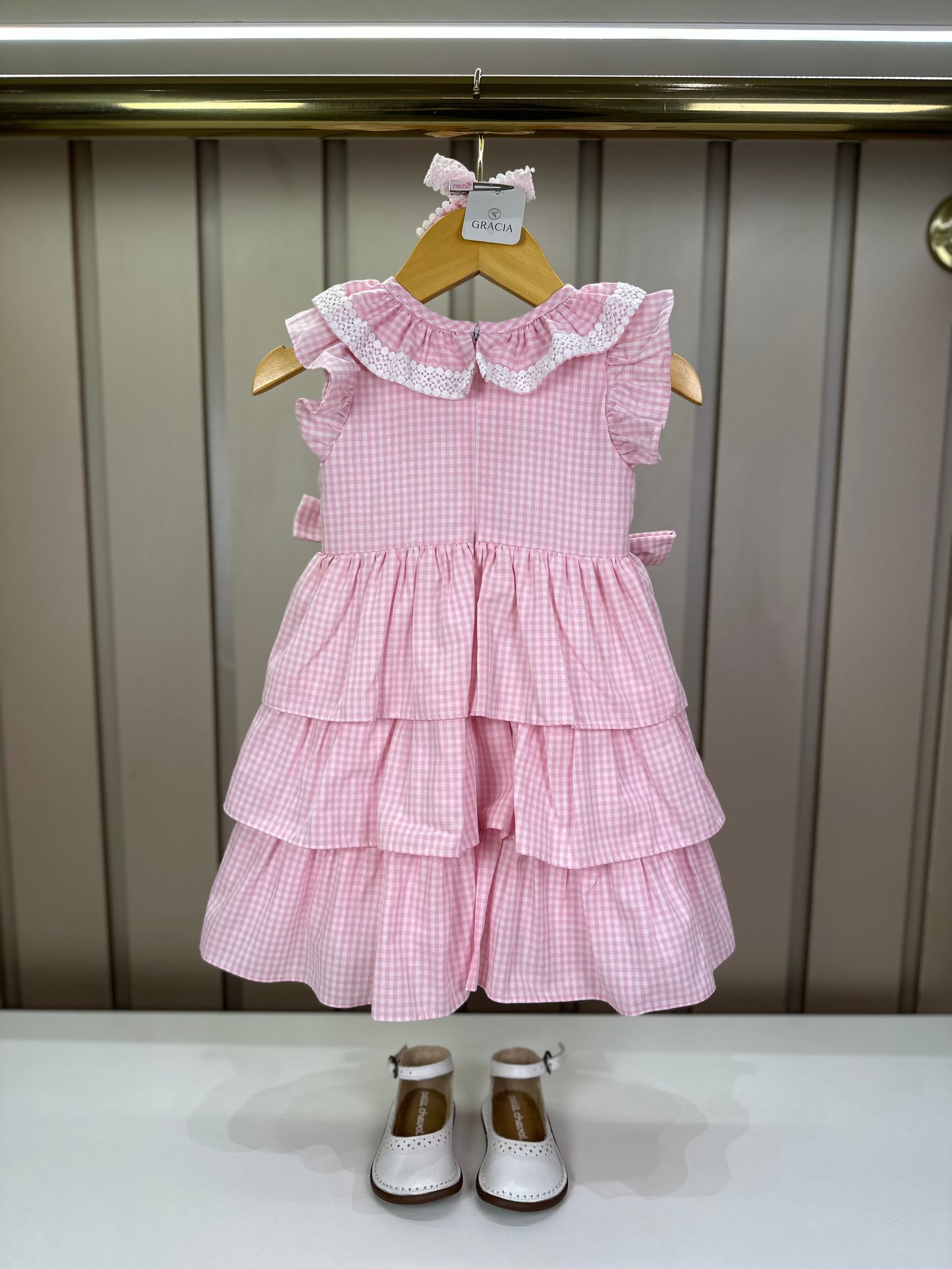 Vestido Infantil Clássico Golinha Renda Bordada Babados e Lacinhos Laterais Rosa - Roana