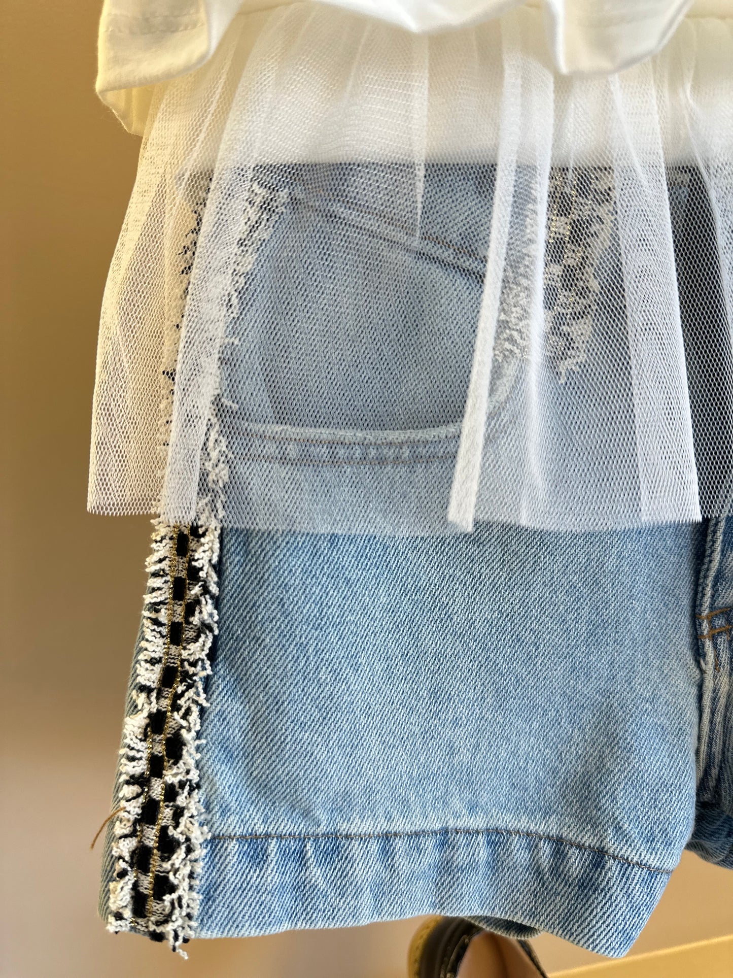 Conjunto Infantil Blusa  Bordada e Babados Pérola e Shorts Jeans Laço Preto - Animê