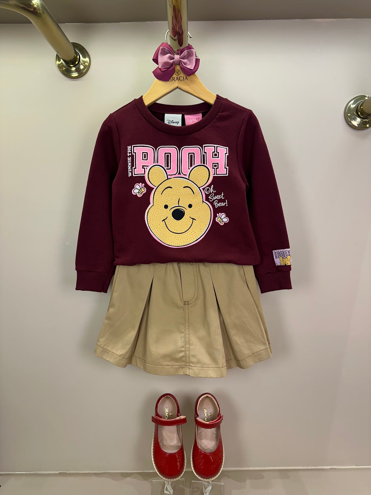 Conjunto Infantil Feminino Casaco Moletom Pooh Cranberry Juice com Saia Sarja de Pregas Bege Escuro Casual - Momi