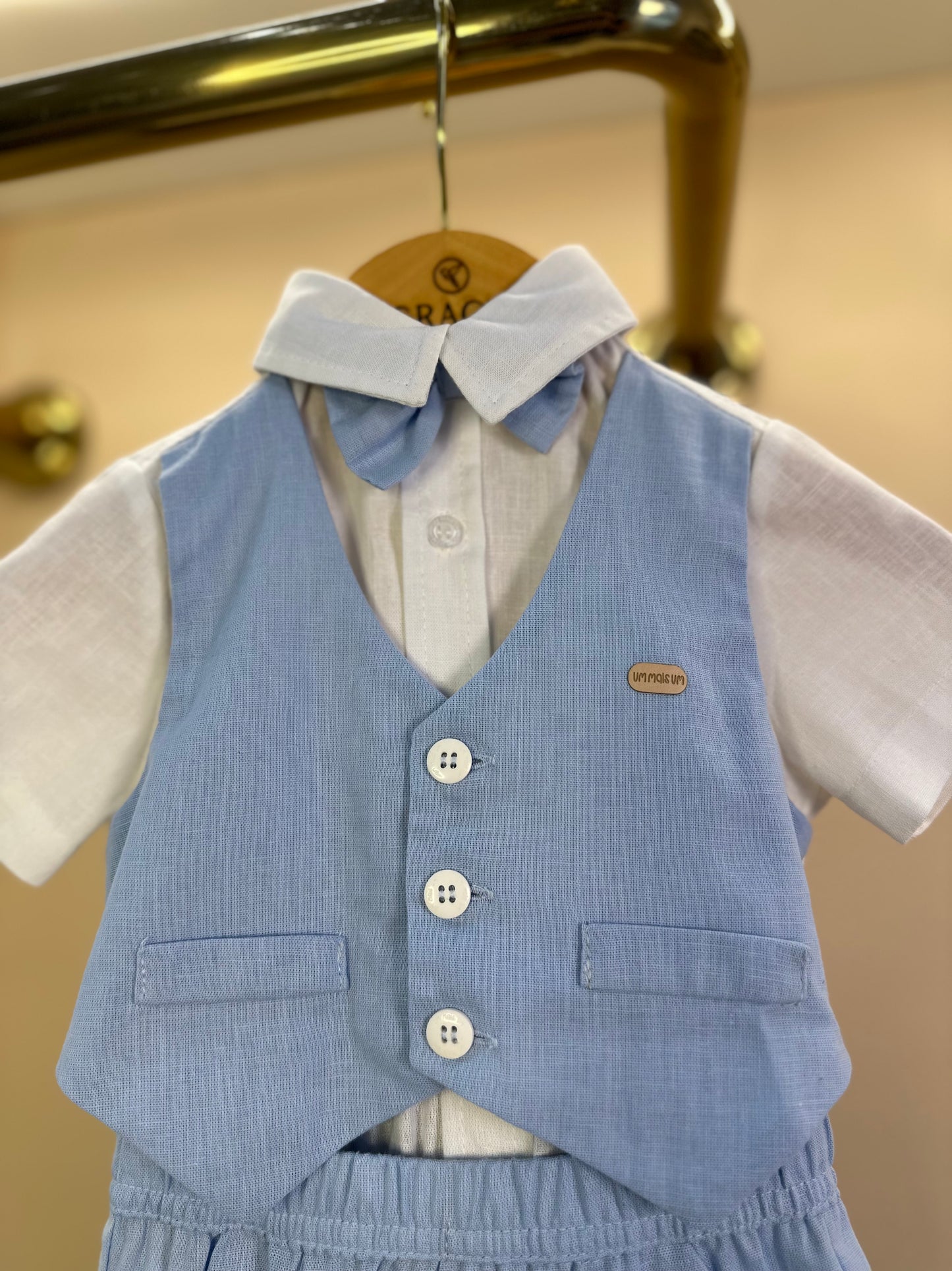 Conjunto Bebê Batizado Camisa-body e Bermuda Linho Misto Azul Claro - Um Mais Um