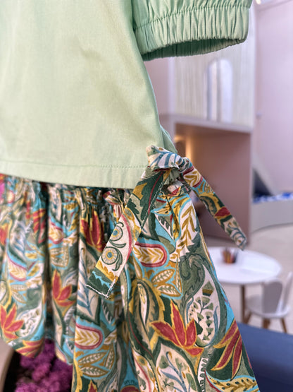 Conjunto Infantil Blusa Manga 3/4 e Saia Estampada Oliva - Um Mais Um