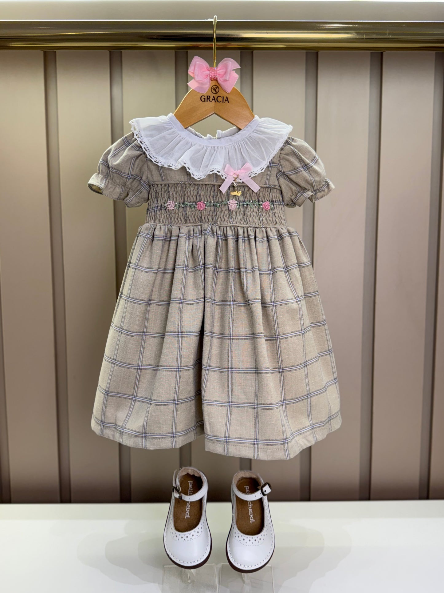 Vestido Infantil Clássico Bege Bordado Flores e Golinha - Roana