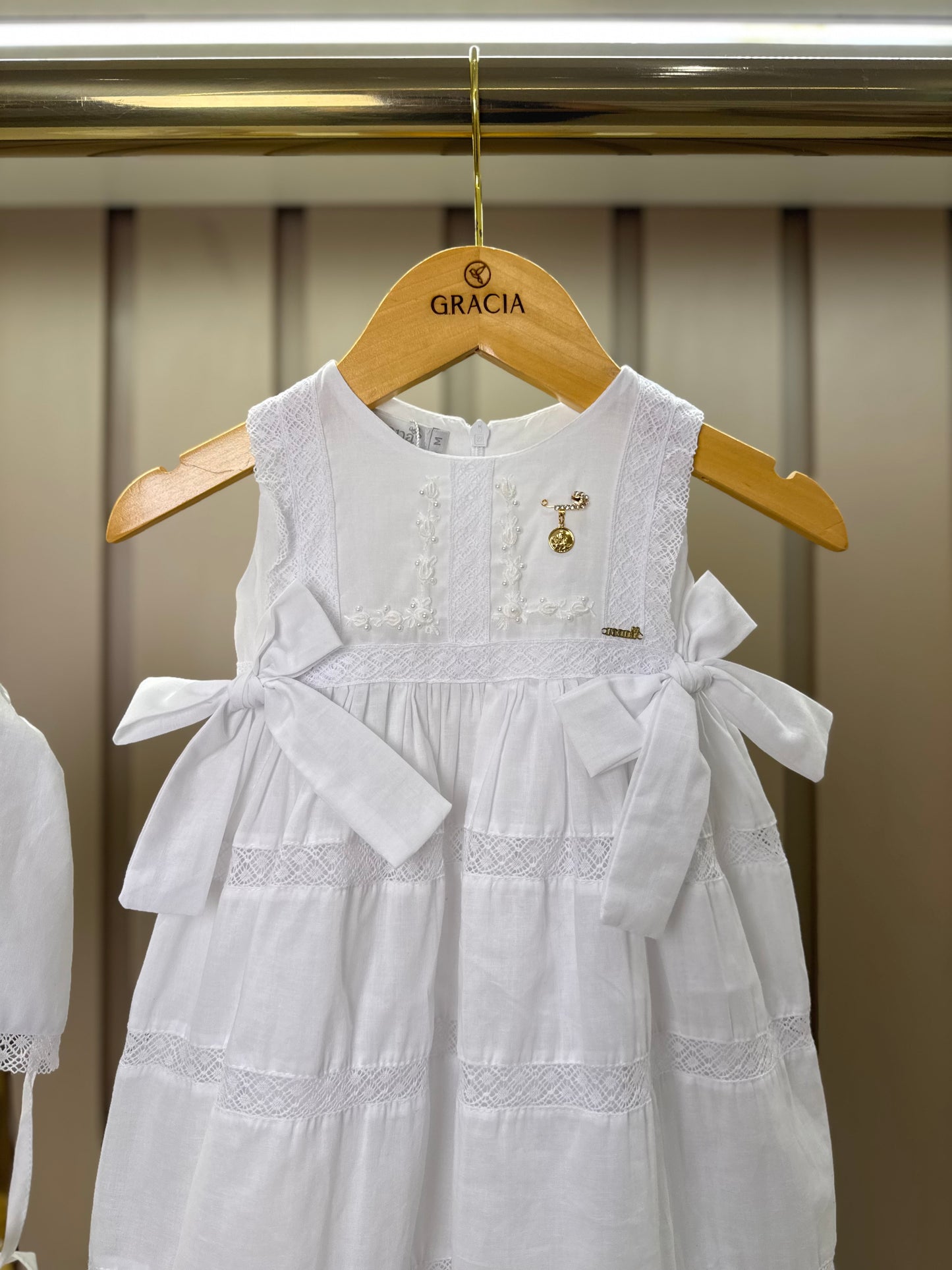 Mandrião Bebê Luxo Algodão Rendas, Bordados, Laços Laterais, Medalhinha e Touca - Roana