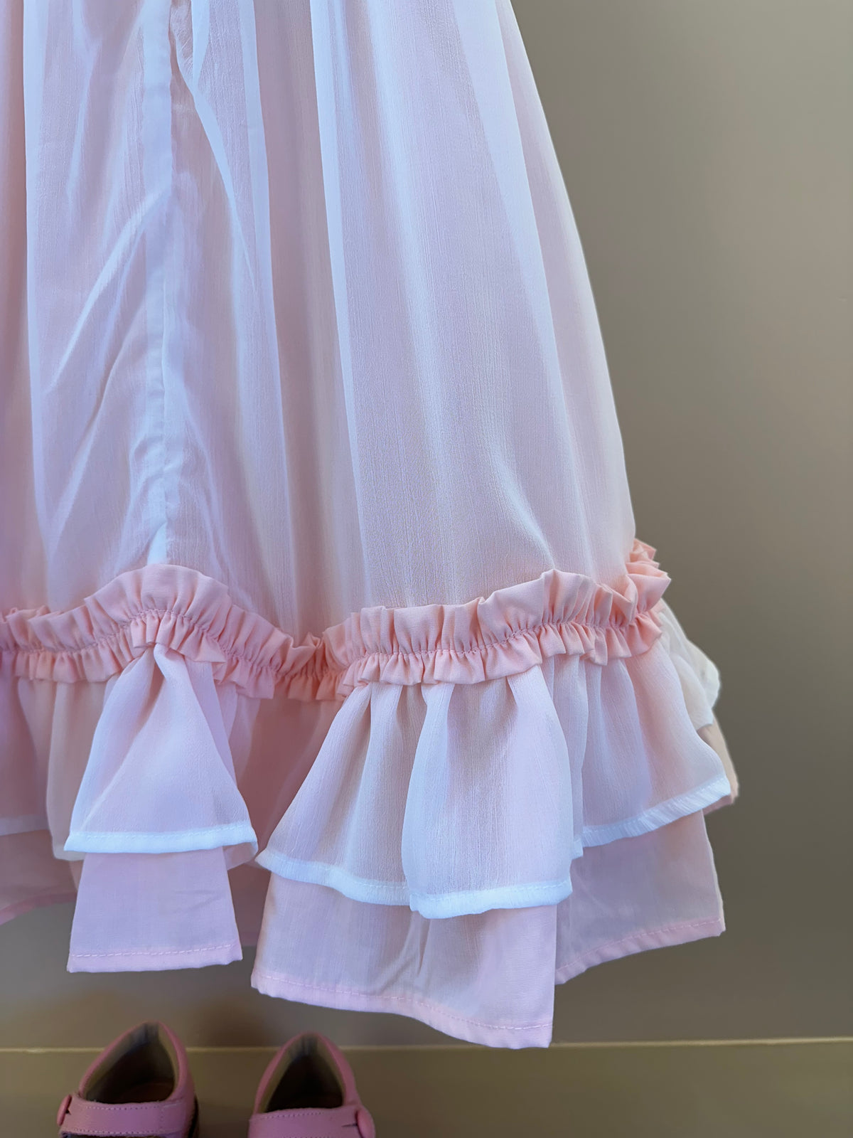 Vestido Infantil Fluído com Babados e Aplicacão Buque de Flores Salmão - Gabriela Aquarela