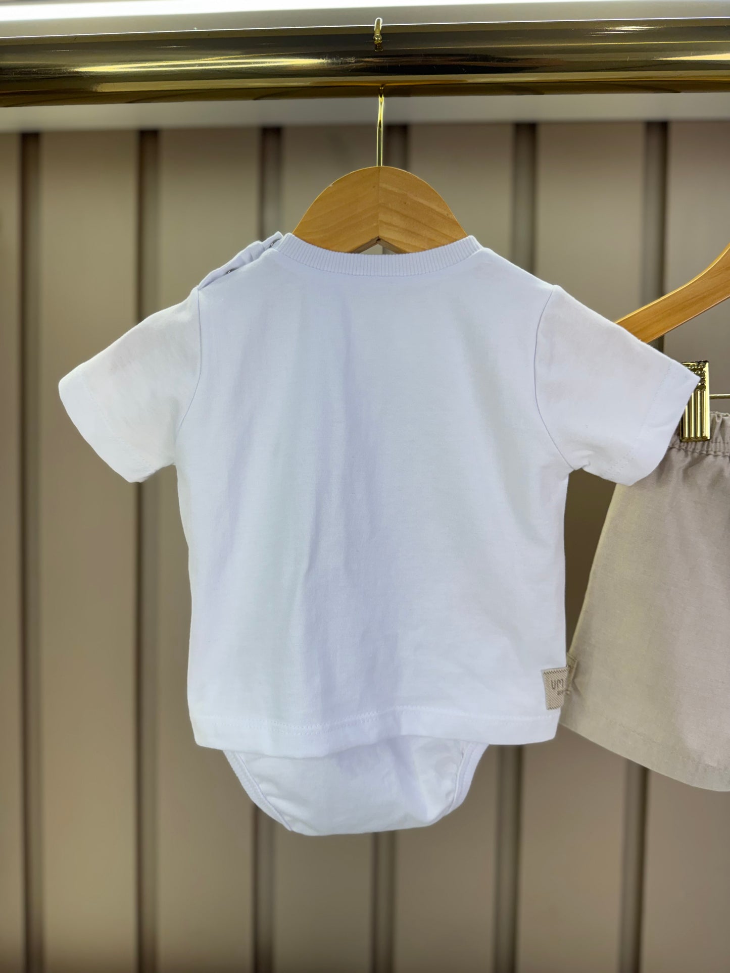 Conjunto Bebê Camiseta-Body Cachorrinho Futebol e Bermuda Bege - Um Mais Um