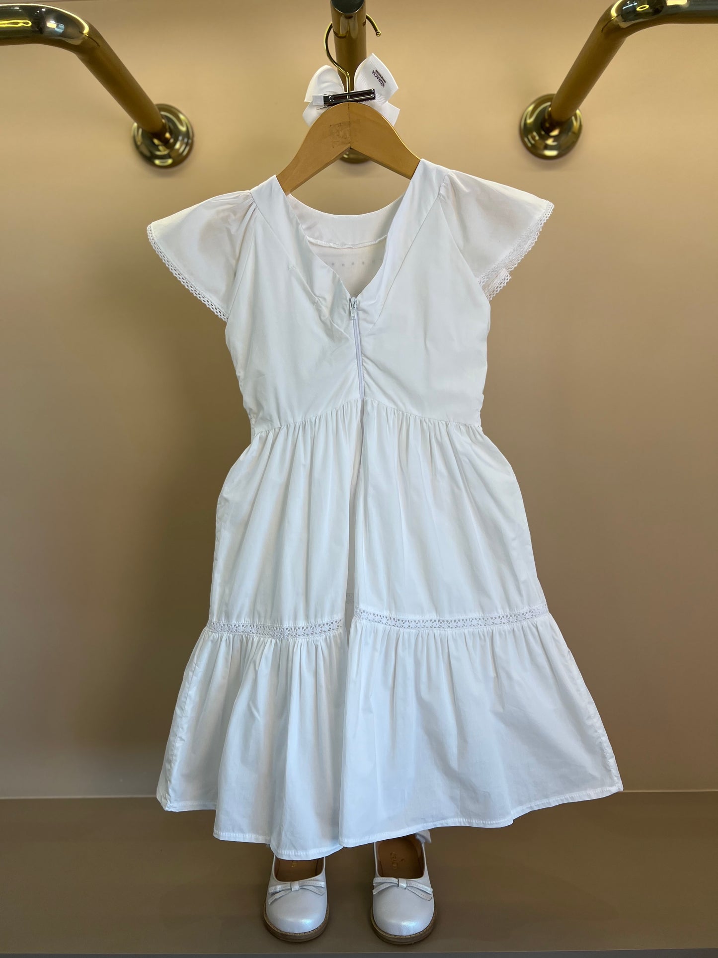 Vestido Infantil Algodão Branco Bordado Pérolas Laço Frontal - Petit Cherie