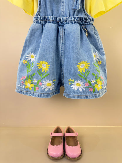Conjunto Infantil Blusa Mangas Curtas Pingente Amarelo e Jardineira Jeans Bordado Floral - Animê