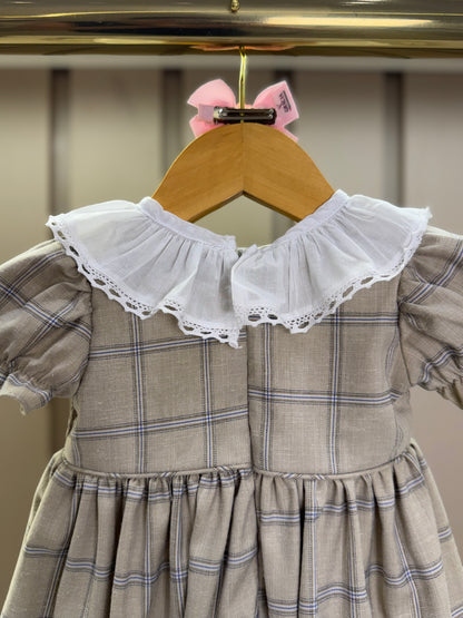 Vestido Infantil Clássico Bege Bordado Flores e Golinha - Roana