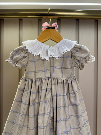 Vestido Infantil Clássico Bege Bordado Flores e Golinha - Roana
