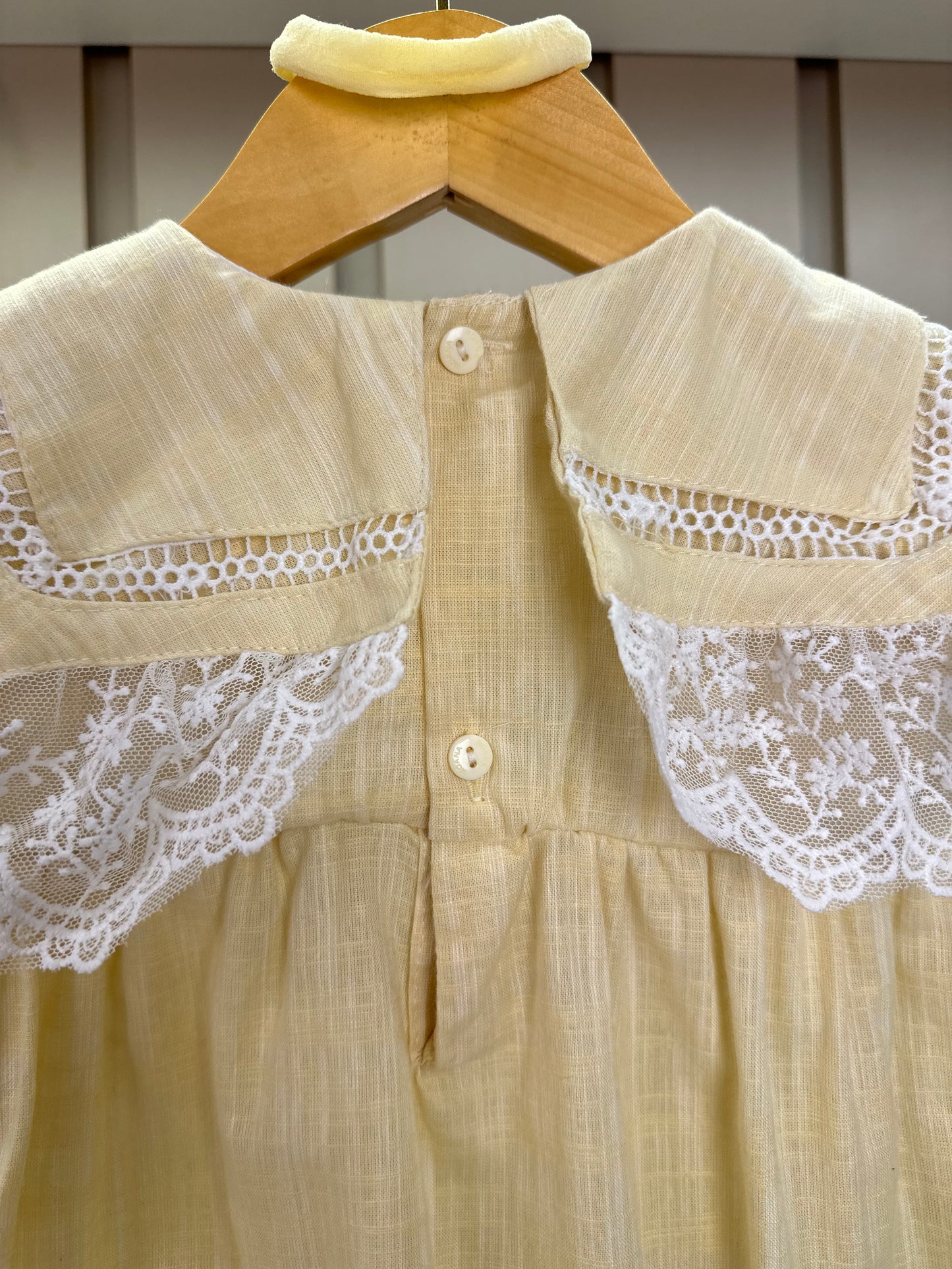 Pimpão Bebê Luxo Gola Bordada Renda Amarelo - Roana