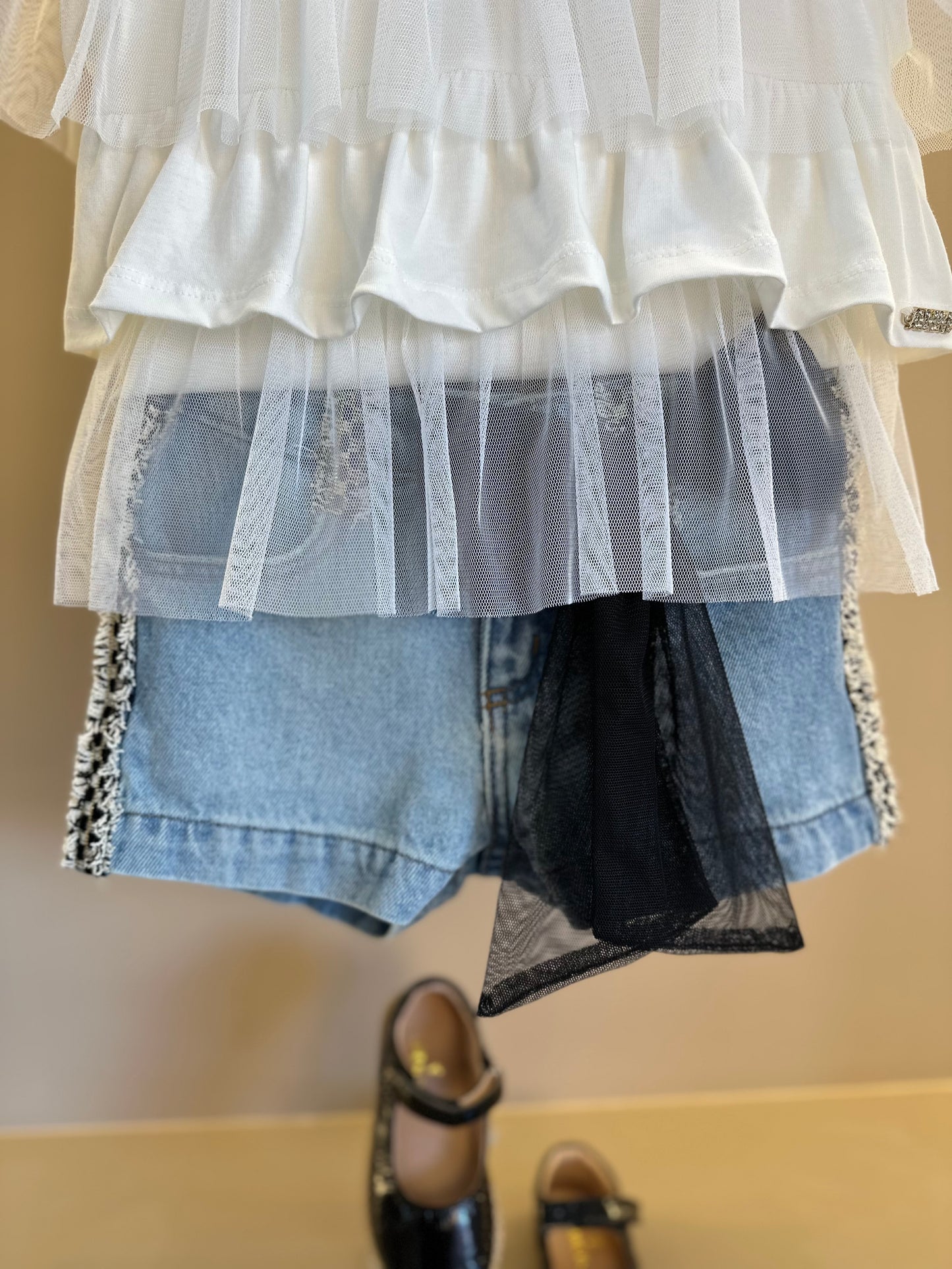 Conjunto Infantil Blusa  Bordada e Babados Pérola e Shorts Jeans Laço Preto - Animê