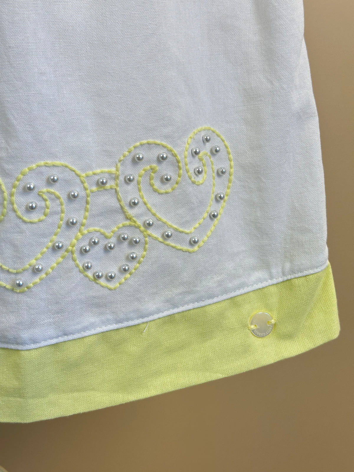 Vestido Infantil Branco Bordado Detalhes Amarelo - Petit Cherie