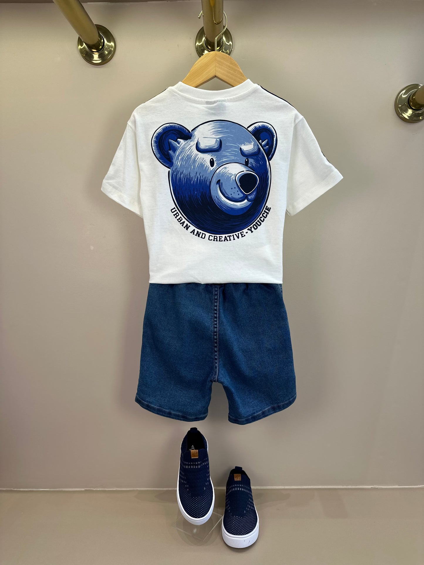 Conjunto Infantil Camiseta Branca Faixa Azul Urso Costas e Bermuda Jeans - Youccie