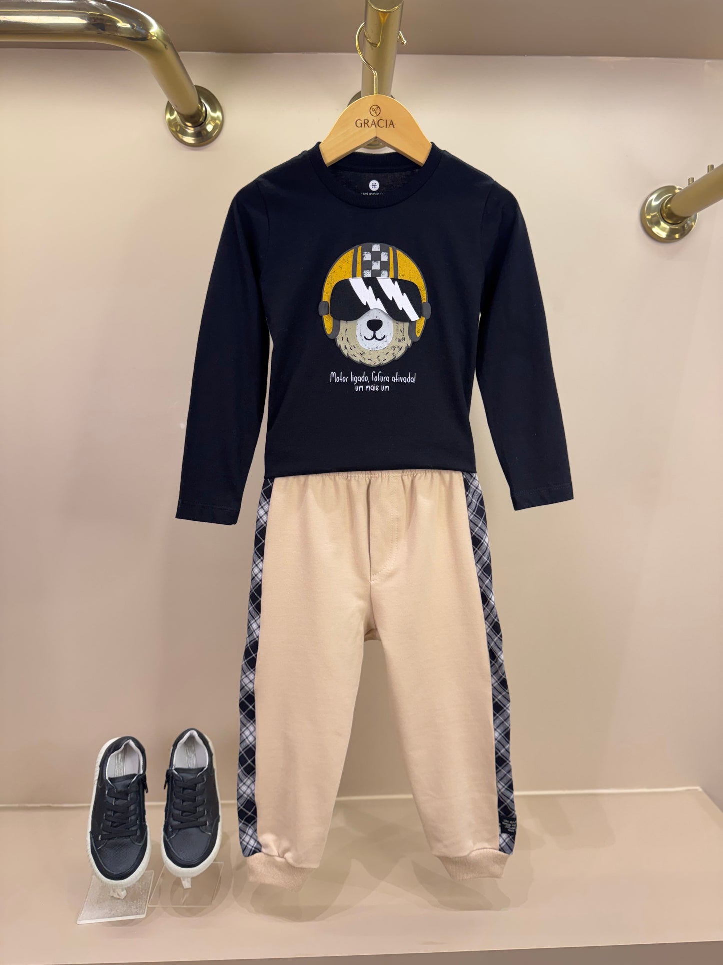 Conjunto Bebê Camiseta Algodão Ursinho Óculos Preta e Calça Moletom Bege - Um Mais Um