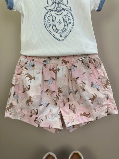 Conjunto Infantil Blusa Rib Good Luck Bordada e Shorts Rosa Estampa Cavalinhos - Pituchinhus