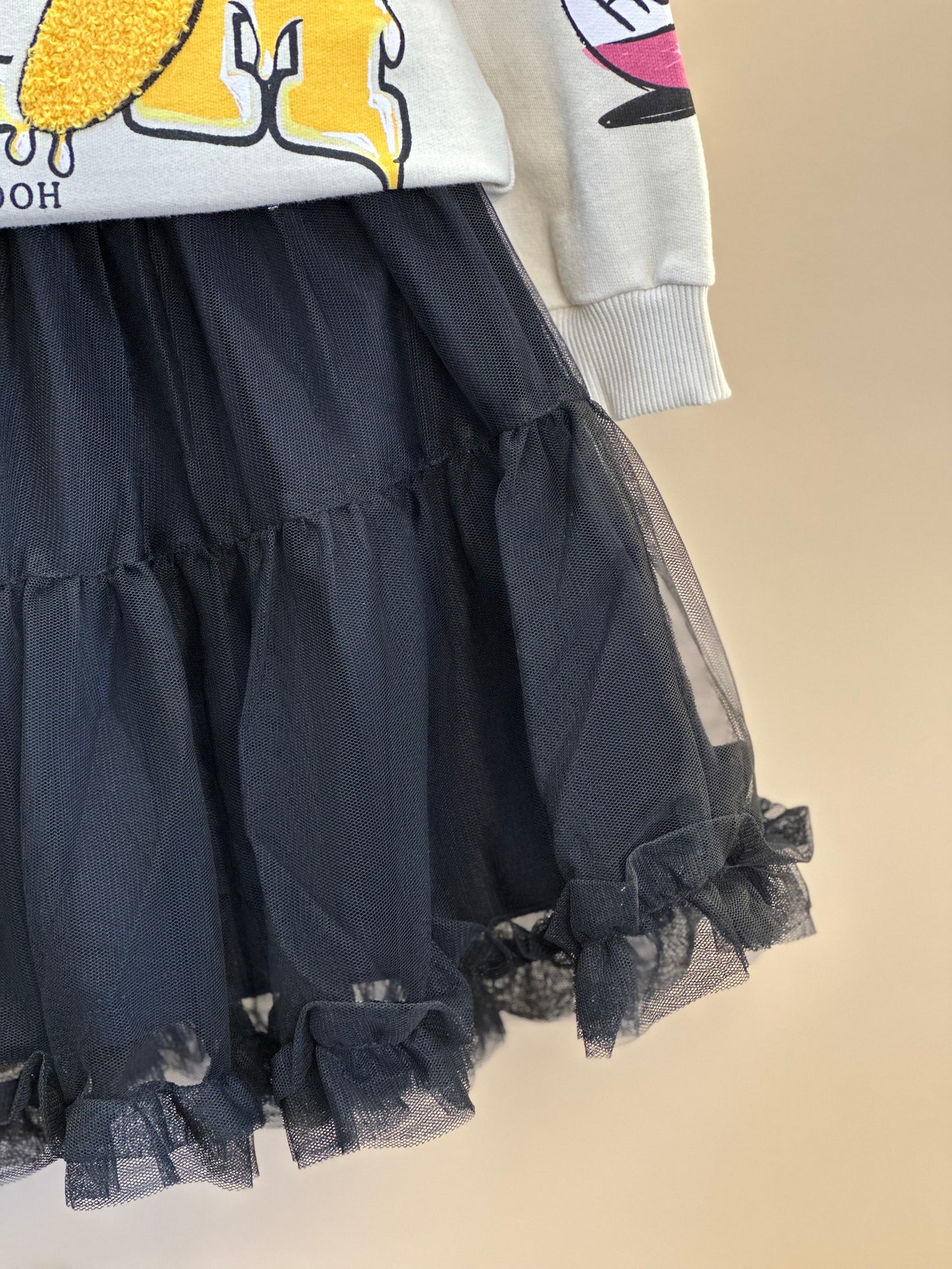 Conjunto Infantil Casacol Moletom Pooh Bege Vanilla e Saia Tule Preta - Animê Petite