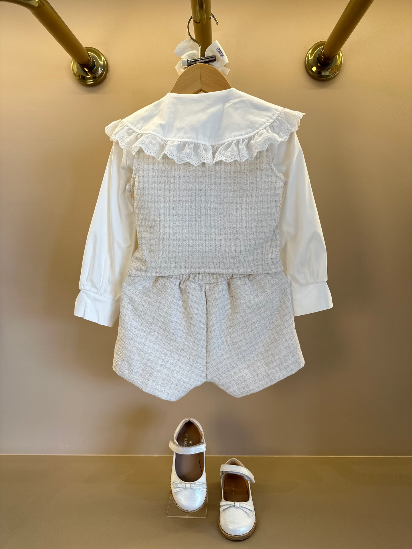 Conjunto Infantil Camisa Gola com Babado, Colete e Shorts Tweed Off White - Animê
