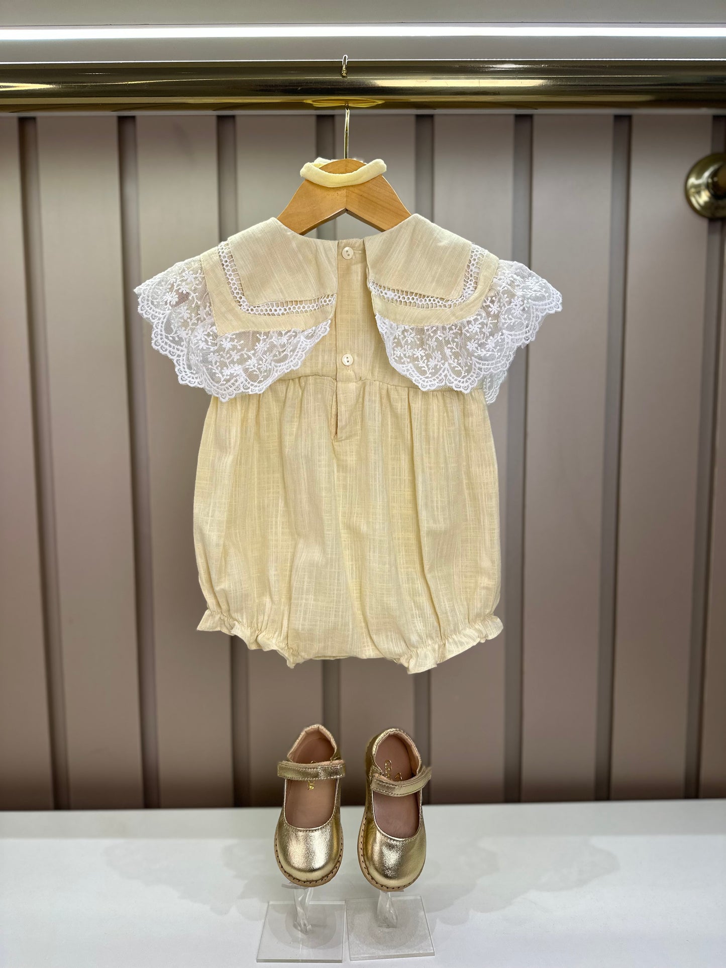 Pimpão Bebê Luxo Gola Bordada Renda Amarelo - Roana