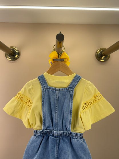 Conjunto Infantil Blusa Mangas Curtas Pingente Amarelo e Jardineira Jeans Bordado Floral - Animê