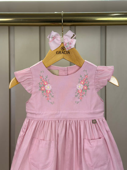 Vestido Bebê Algodão Rodado Bolsos e Bordado Floral Rosa Claro - Um Mais Um
