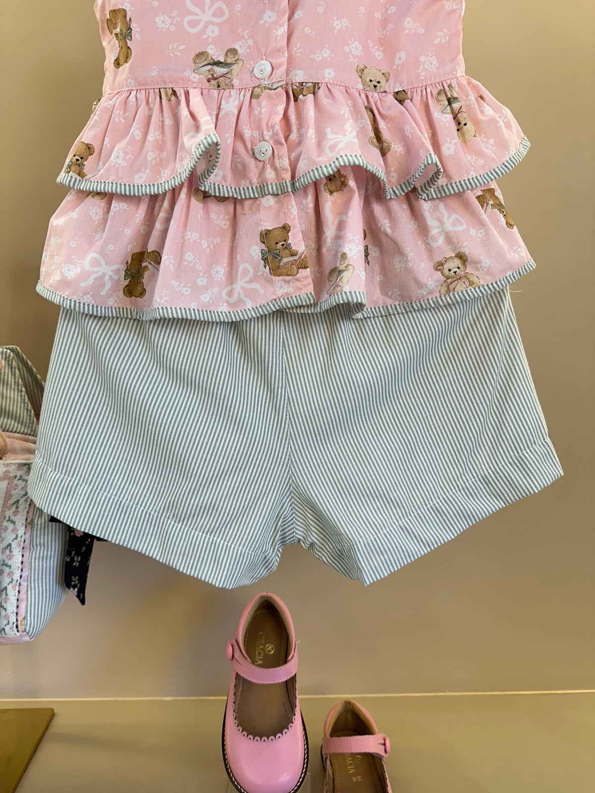 Conjunto Infantil Blusa Algodão Estampa Ursinhos Com Babados e Lacinhos e Shorts Algodão Listrado Bolsos Babadinho de Renda - Pituchinhus