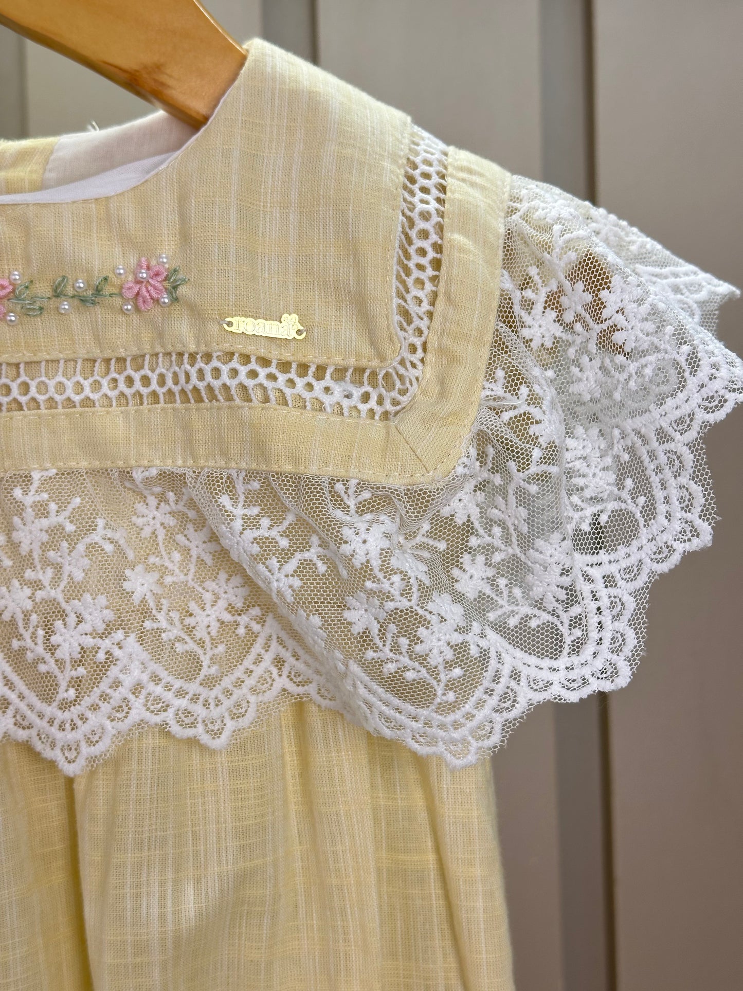 Pimpão Bebê Luxo Gola Bordada Renda Amarelo - Roana