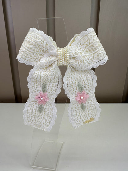 Laço Infantil Duplo Revestido Renda Bordado Flor Miolo Pérolas Marfim - Roana