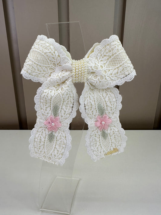 Laço Infantil Duplo Revestido Renda Bordado Flor Miolo Pérolas Branco/Rosa - Roana