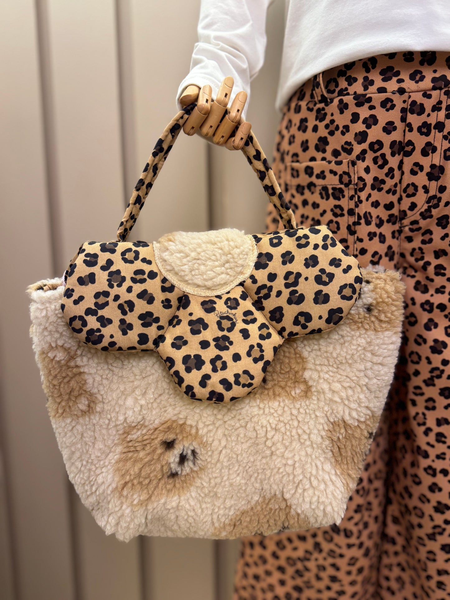 Conjunto Infantil Blusa  Ursinha Moldura Cristais e Calça  Sarja Reta Bolsos Oncinha - Pituchinhus