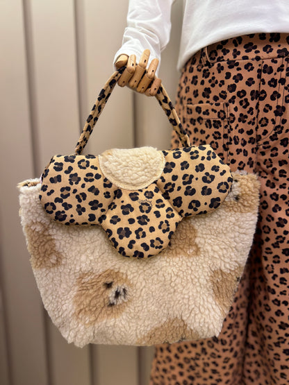Conjunto Infantil Blusa  Ursinha Moldura Cristais e Calça  Sarja Reta Bolsos Oncinha - Pituchinhus