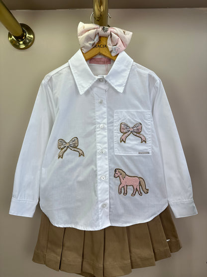 Conjunto Infantil Camisa Algodão Patches Laços e Cavalinho e Saia Sarja Bege - Pituchinhus