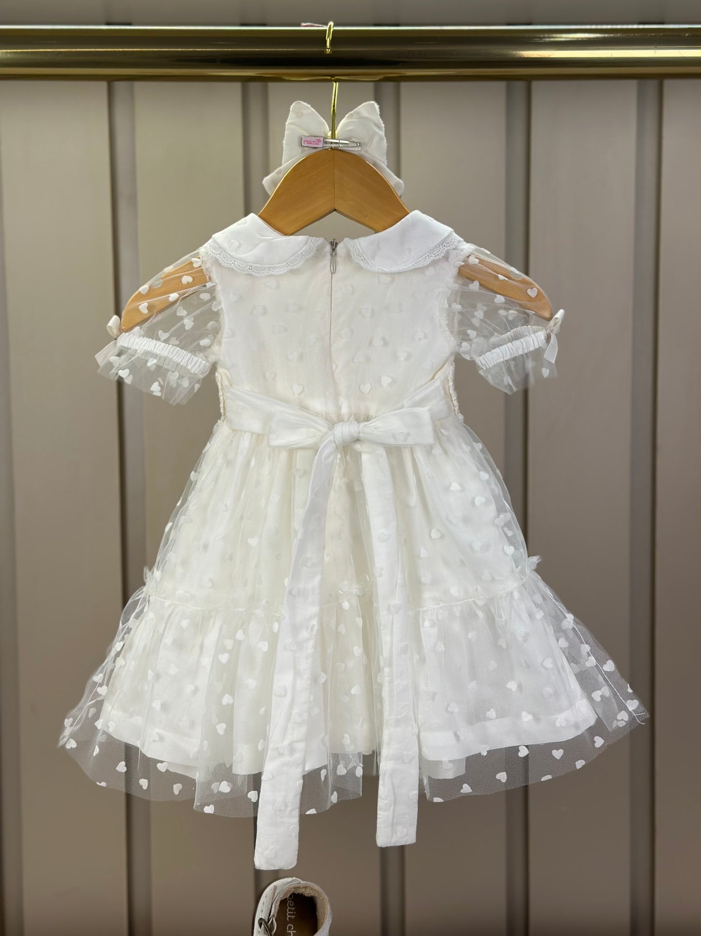 Vestido Infantil Super Luxo Tule Poás Marfim Gola, Busto e Mangas Rendadas e Bordados - Roana