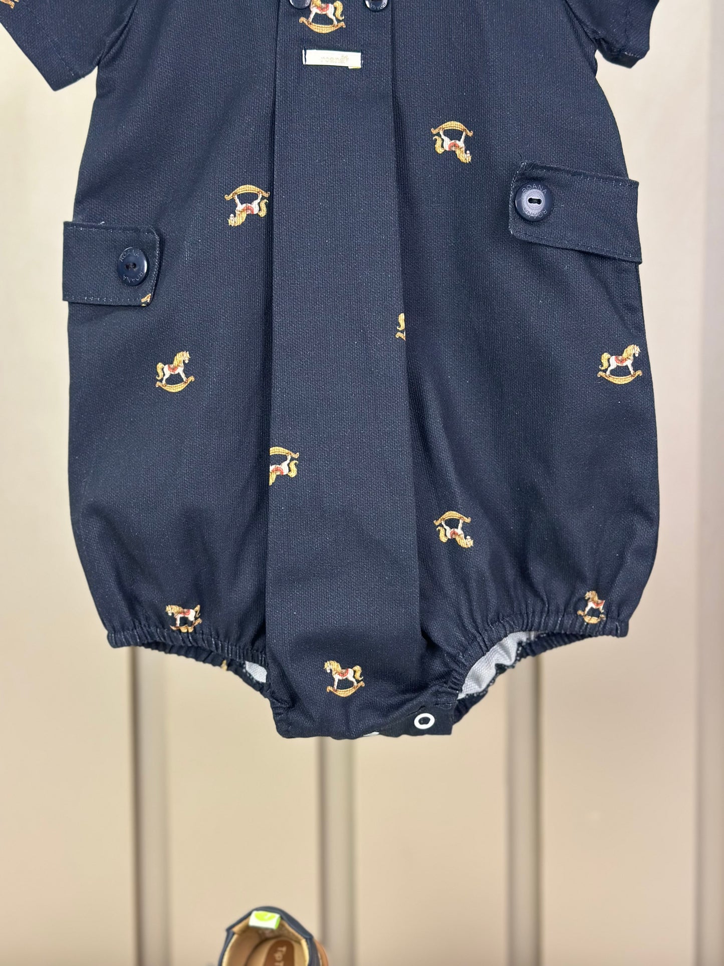 Pimpão Bebê Clássico Preto Gola Branca Bordada Cavalinho - Roana