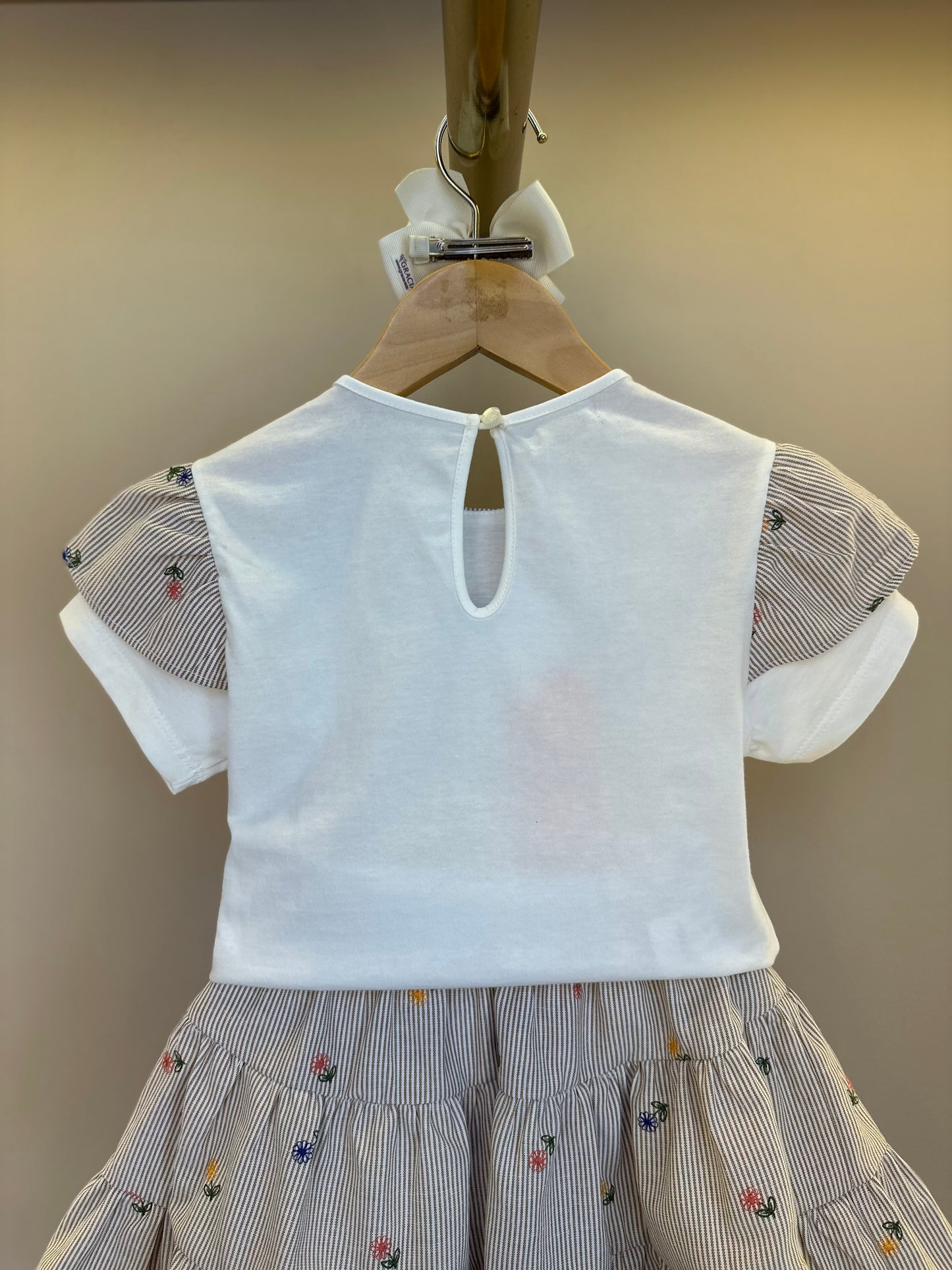 Conjunto Infantil blusa Gola Babado e Saia Tricoline Listrada Com Bordado - Um Mais Um
