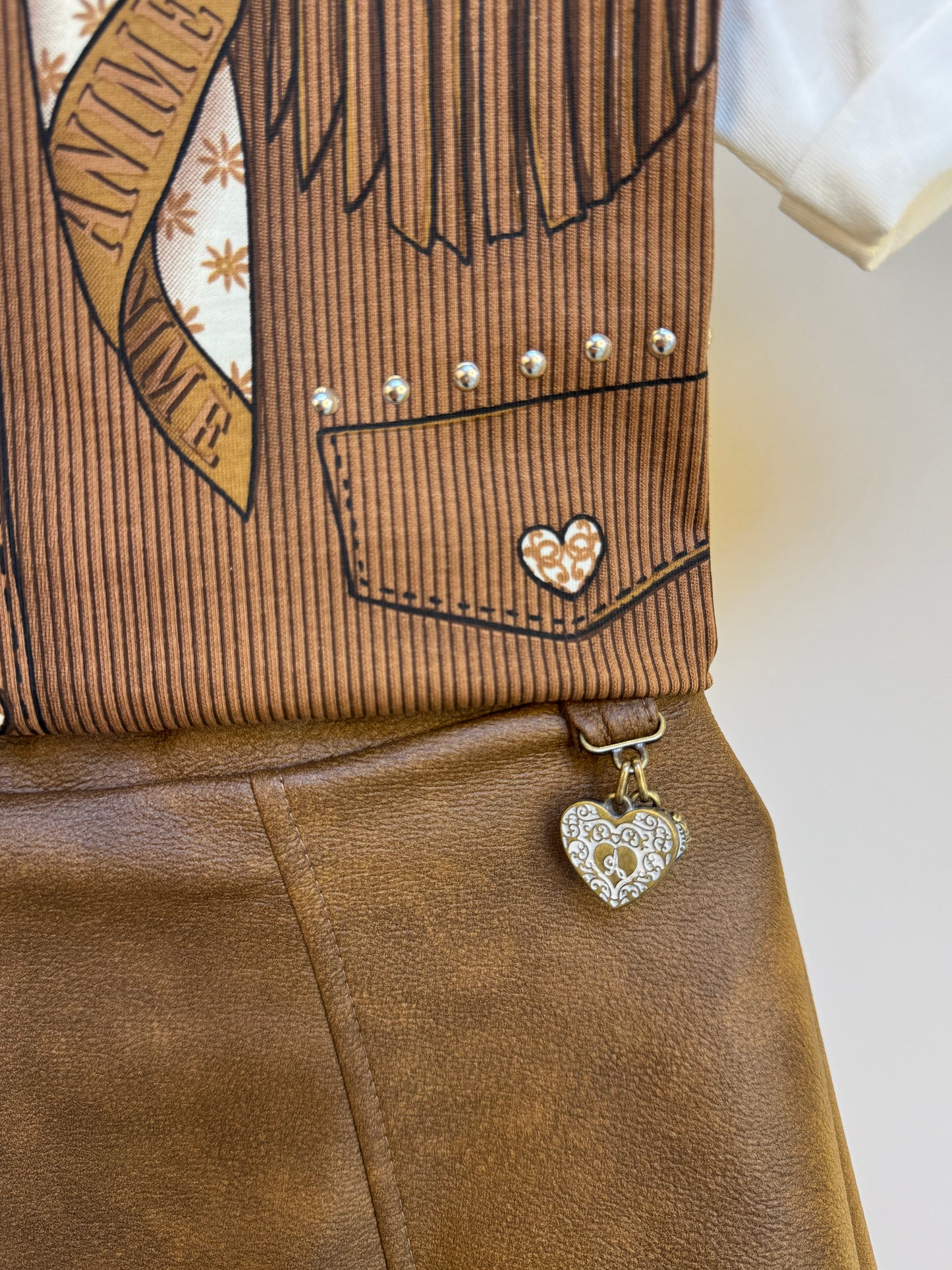 Conjunto Infantil Blusa Estampa Colete Lenço e Saia De Couro Tech Marrom - Animê