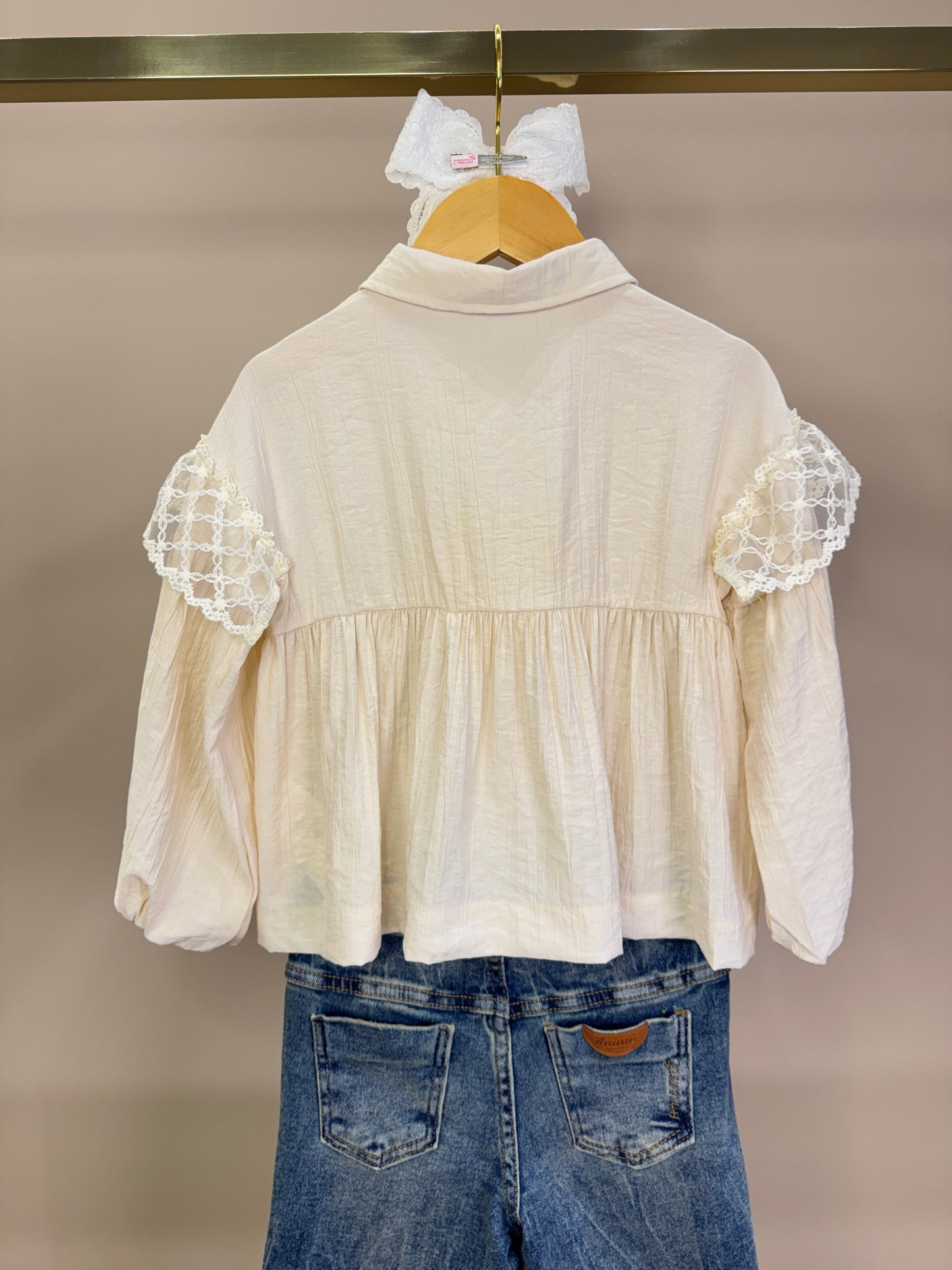 Conjunto Infantil Camisa Renda Bege e Calça Jeans Barra